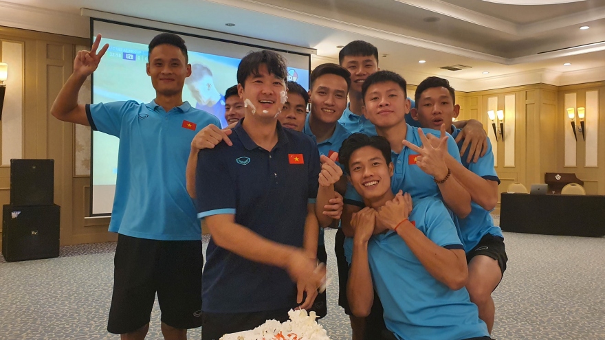 U23 Việt Nam tổ chức sinh nhật cho HLV thể lực Park Sung Gyun trước trận gặp U23 Thái Lan